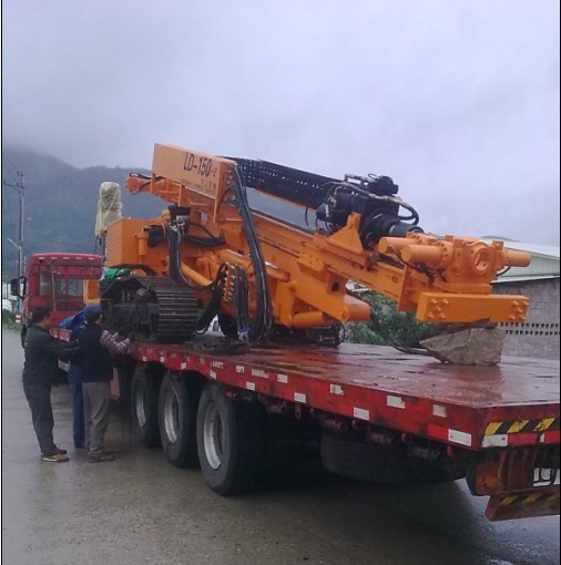 鉆機(jī)裝車風(fēng)采 鉆機(jī)裝車風(fēng)采