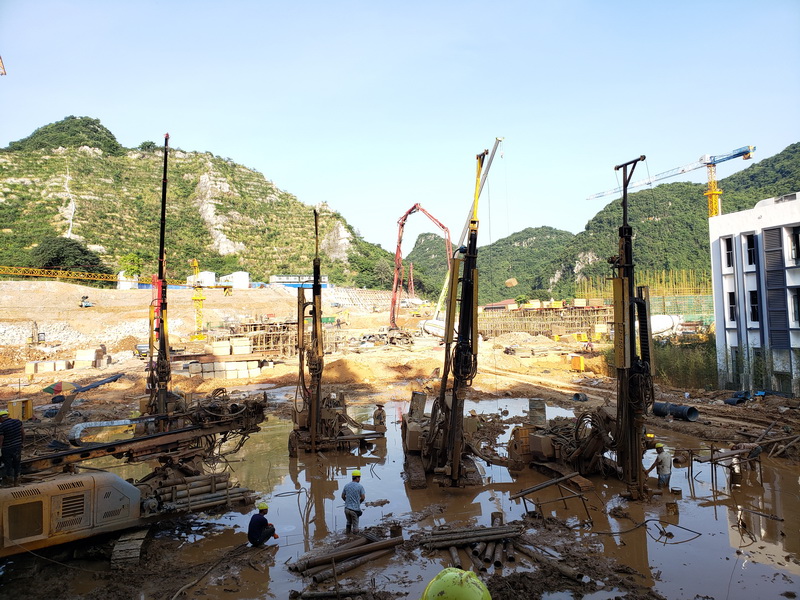 1599637735176602.jpg 廣西建工柳州工地抗浮錨桿施工.jpg